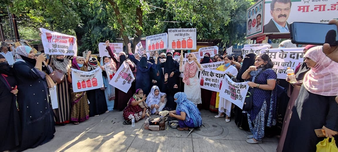 Thane: NCP women members protest against rising LPG cylinder prices in Mumbra