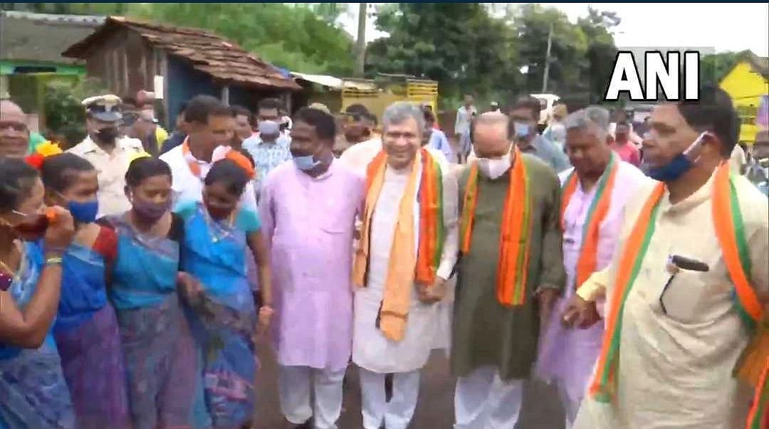 Watch Video: Railway Minister Ashwini Vaishnaw shakes a leg with tribal women in Odisha's Koraput