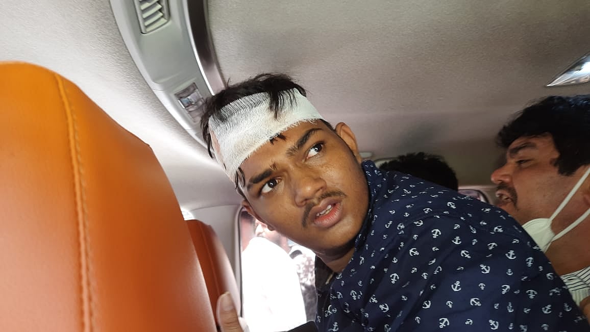 Mumbai : Shivsena protest outside Narayan Rane's bungalow in Juhu over his remarks against Maharashtra Chief Minister Uddhav Thackeray which led to few Shivsainiks getting injured on Tuesday, August 24, 2021.