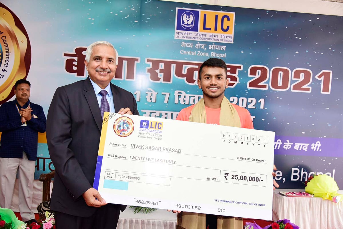 Bhopal: LIC felicitates Olympian Vivek Sagar