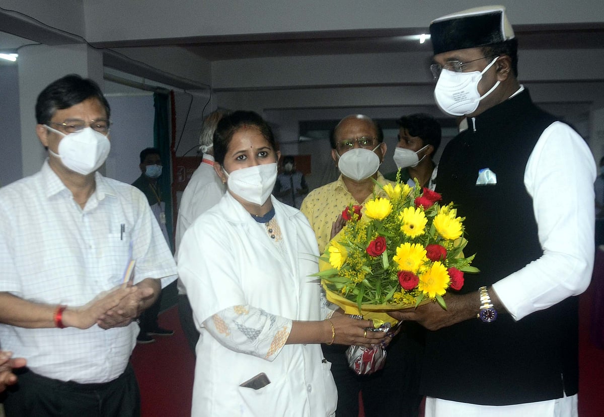 Minister for medical Education Vishwas Sarang facilitating ANM Gaytri Shrivastava 