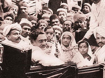 Gandhiji at civic reception on his advet to India, 1915.
