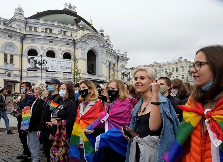 Ukraine: Nearly 7,000 march for LGBT rights, safety; banners reading 'Fight for right!' displayed