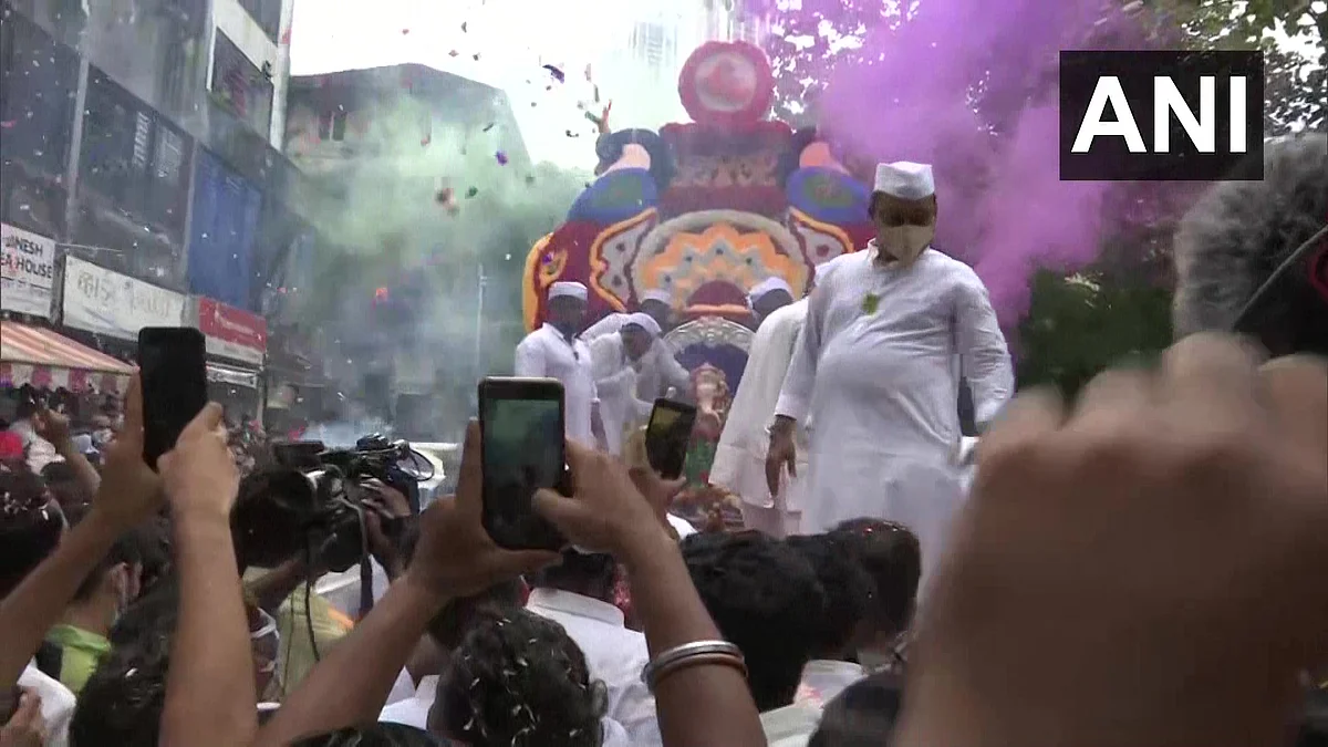 Mumbai | Ganesh idol of Mumbaicha Raja Mandal in Ganesh Galli being taken for immersion.