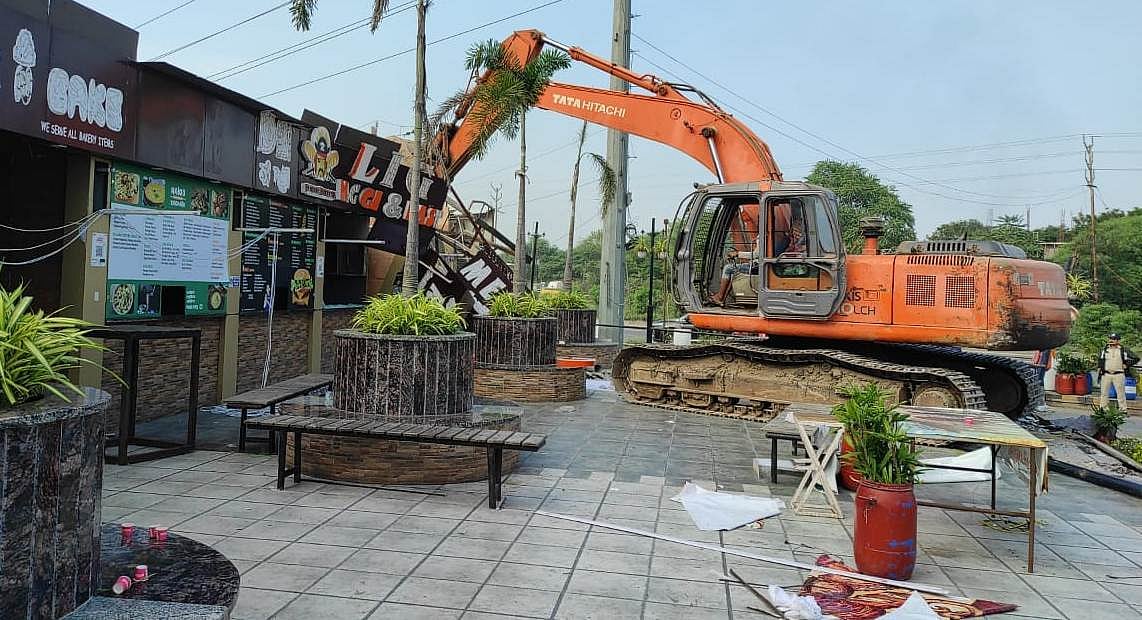 Indore: 16 shops of upscale food
hub Highway Treats razed by IMC