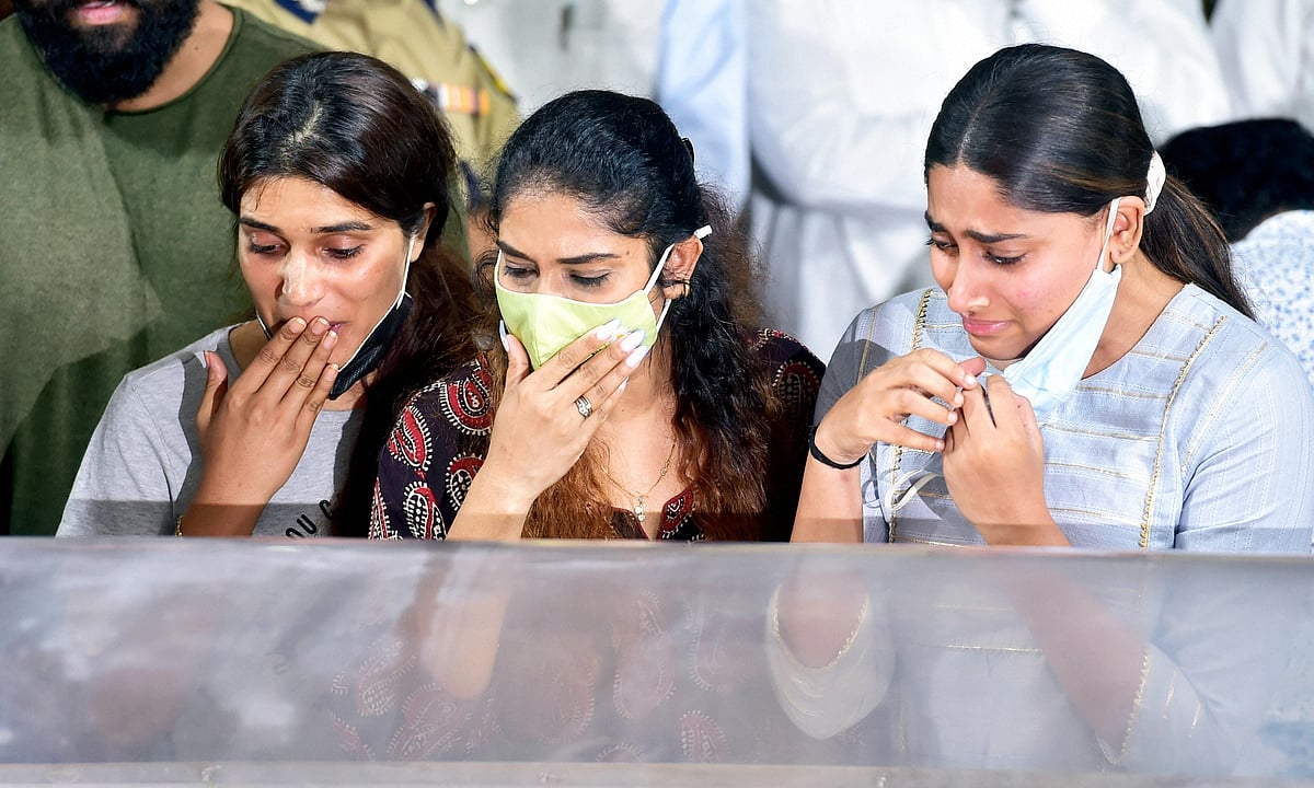Bengaluru: Friends and fans pay their last respects to the mortal remains of Kannada film actor Puneeth Rajkumar at the Kanteerava Stadium, in Bengaluru, Friday, Oct. 29, 2021. Rajkumar passed away due to a fatal cardiac arrest on Friday morning.