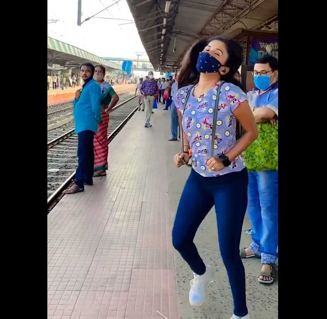 Watch Video: Girl dances on 'Saat Samundar Paar' song on railway platform 
