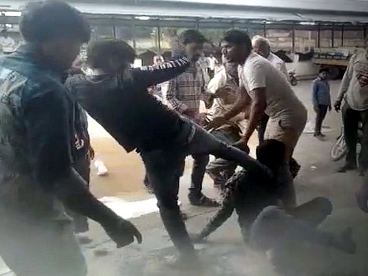 Madhya Pradesh: Traders rain kicks on farmer over crop pricing at Krishi Upaj Mandi in Damoh district 