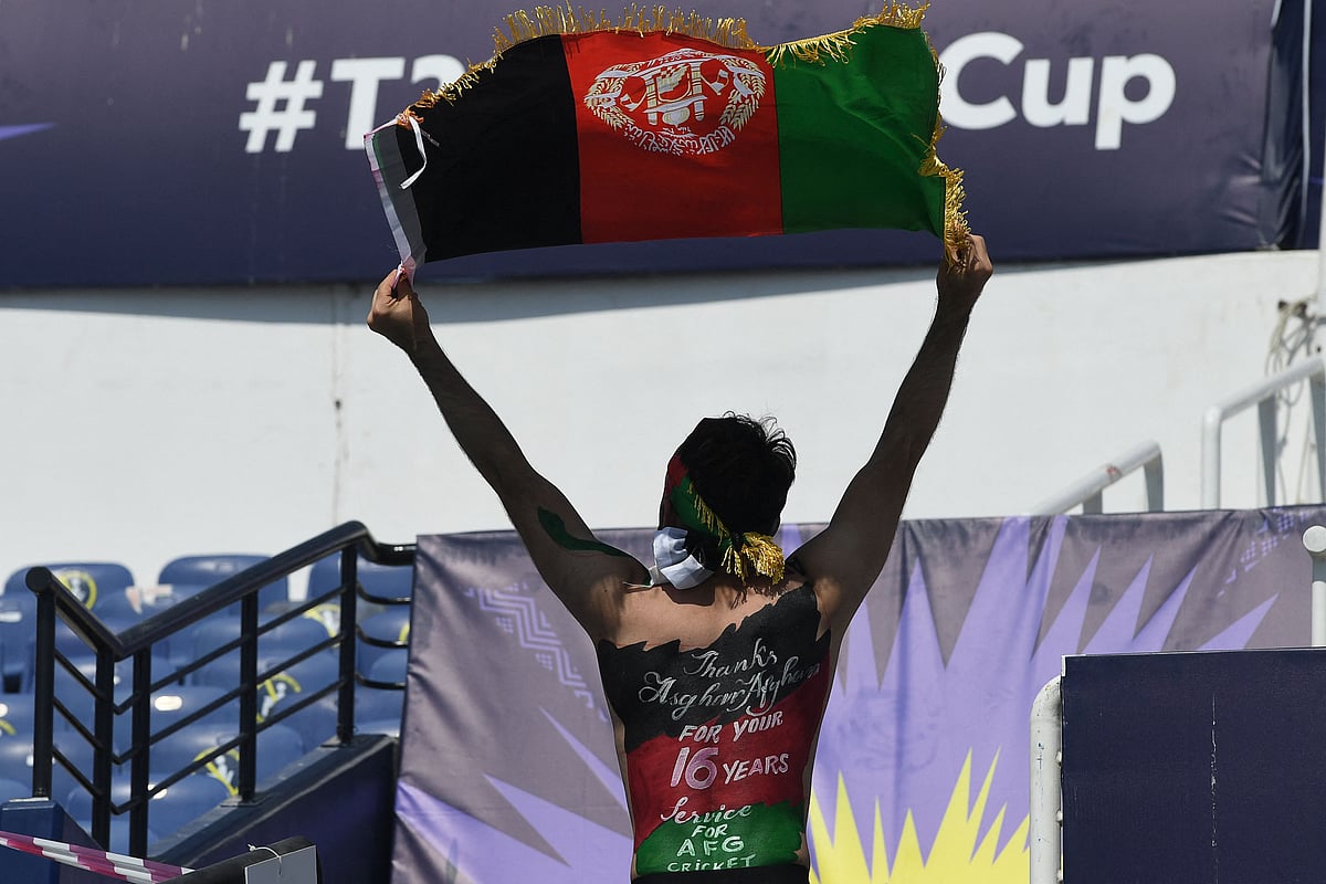 A fan displays message for former Afghanistan captain, Asghar Afghan. | Photo: AFP