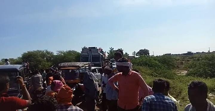 Madhya Pradesh: Farmers block highway for fertilizers in Shivpuri