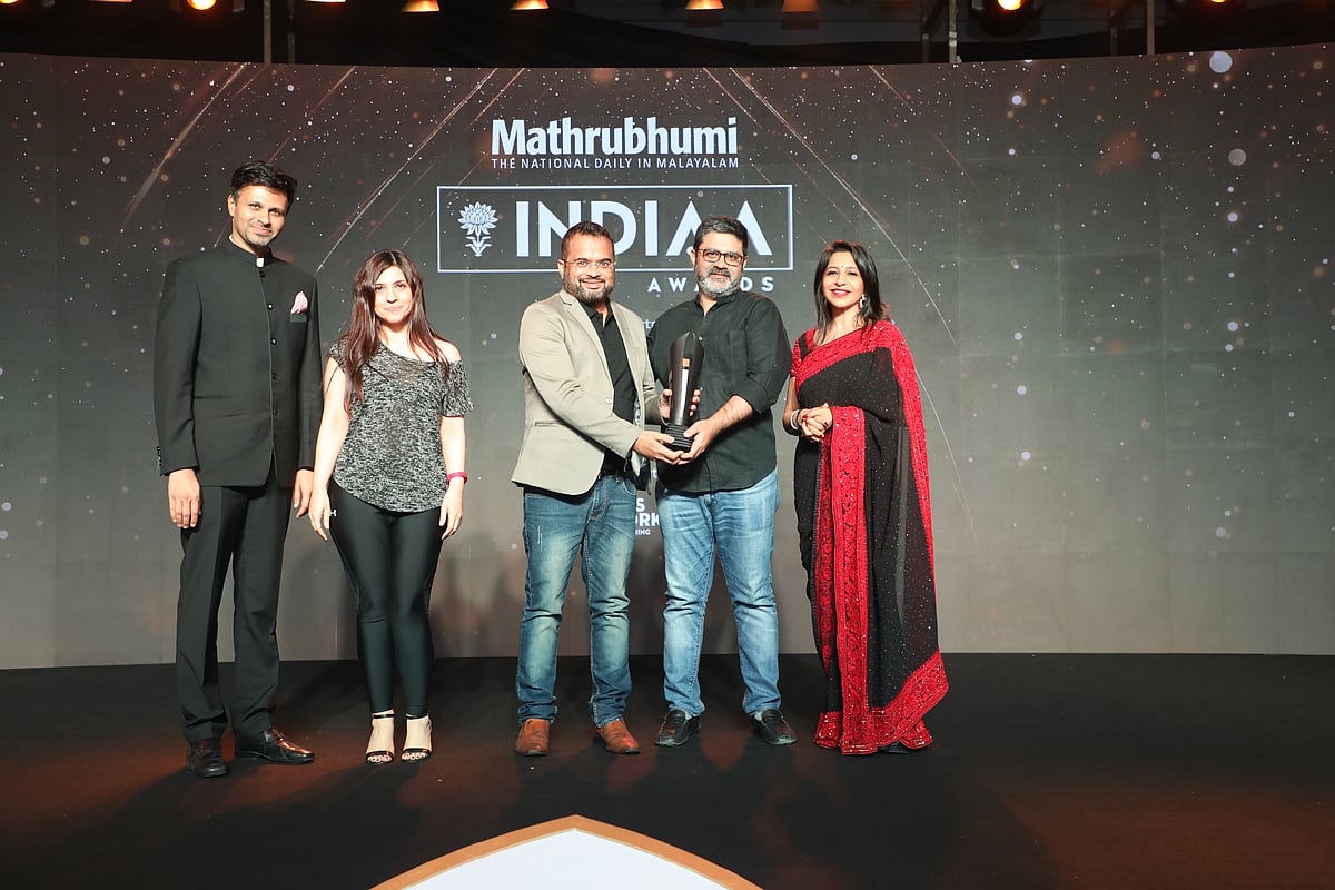 Kundan Mishra of Unacademy and Virat Tandon of MullenLowe Lintas Group receive the award 