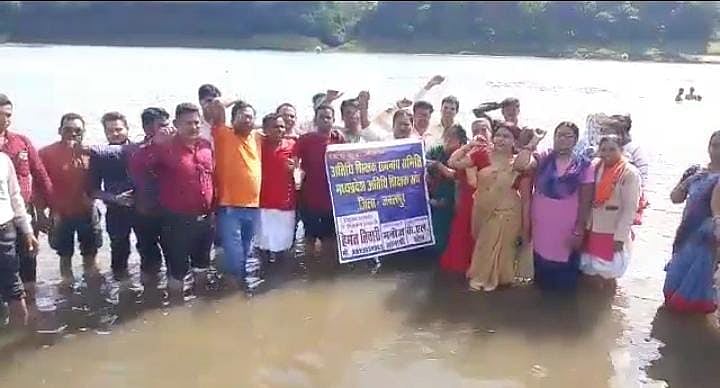 Madhya Pradesh: Guest teachers of Jabalpur performs ‘Jal Satyagraha’
