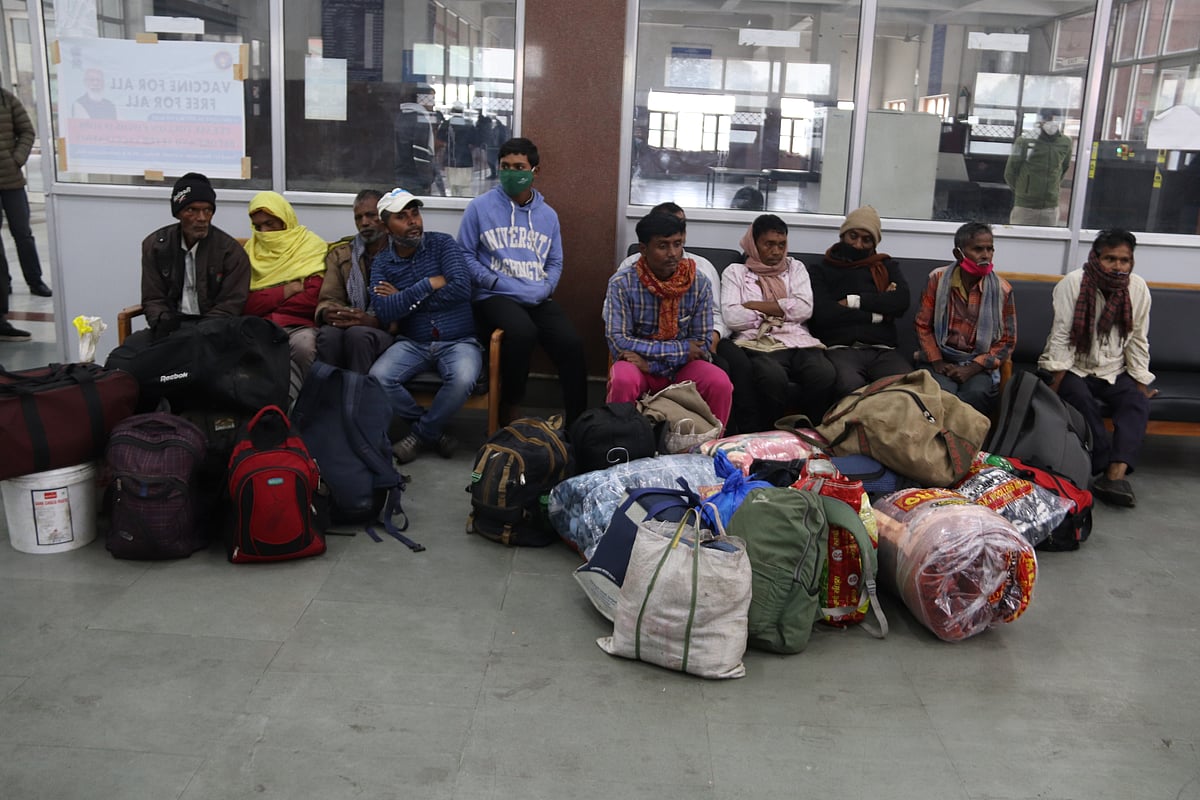 In Pics: Thousands of migrant labourers flee from Kashmir amid targeted killings
