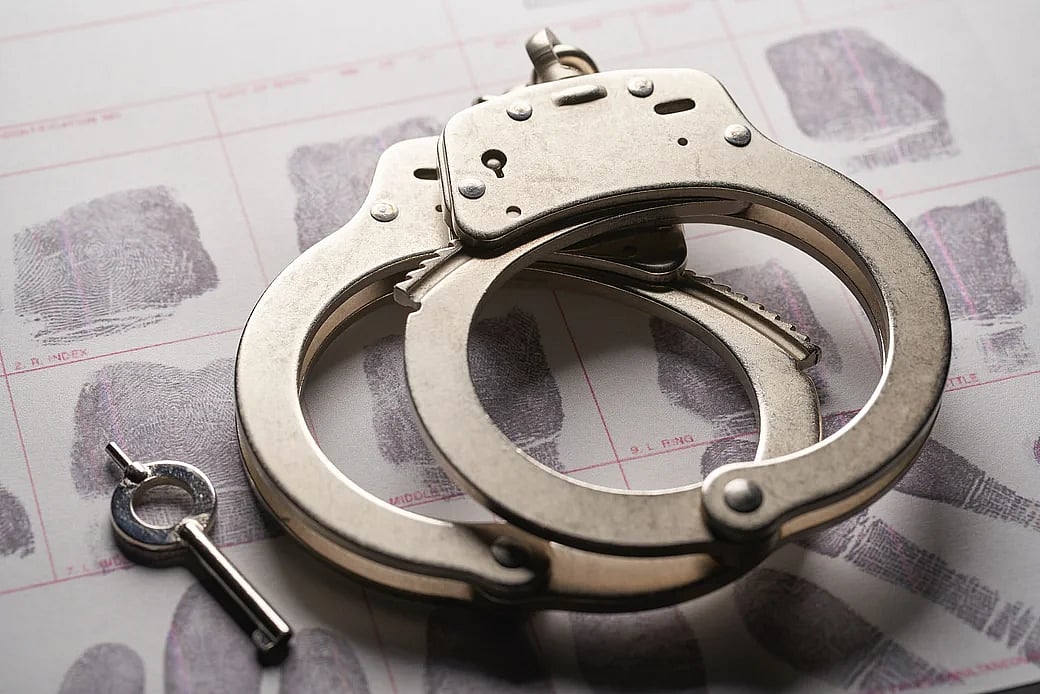 Mumbai: Man calls police control room, abuses women personnel; arrested from Khar Danda area 