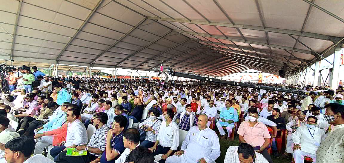 Uttar Pradesh, Oct 10 (ANI): People listening Congress leader Priyanka Gandhi at the Kisan Nyay Rally, in Varanasi, on Sunday.