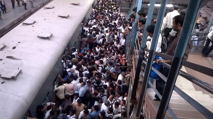 Mumbai- Live Updates: Shah Rukh Khan's fans and media gather outside Arthur Road Jail ahead of Aryan's release