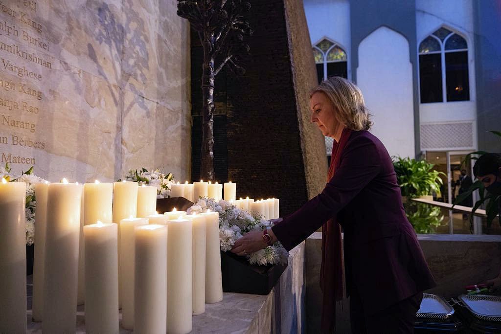 Mumbai: UK Foreign Secretary Liz Truss lays wreath at Taj Mahal hotel in remembrance of 2008 terrorist attack