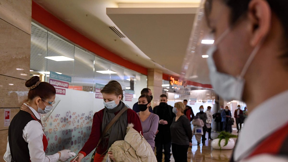 Russia reports over 30,000 new COVID-19 cases for two straight weeks 