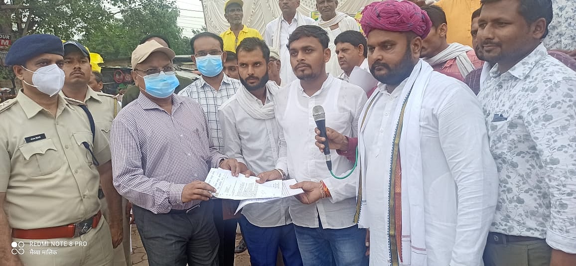 Madhya Pradesh: Farmers stage protest, demand compensation