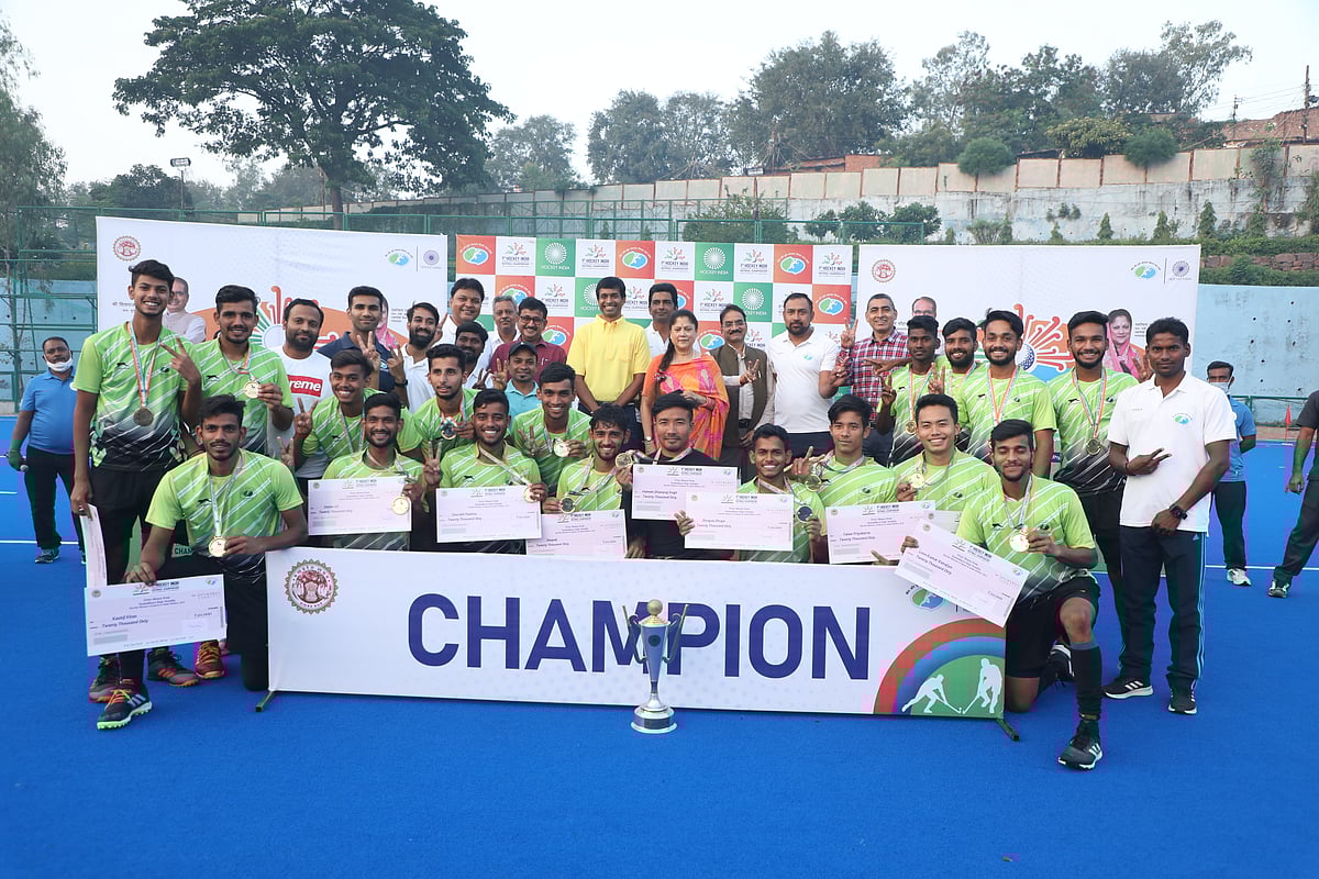Winning Madhya Pradesh Hockey team poses with minister of sports and youth welfare Yashodhara Raje Scindia  