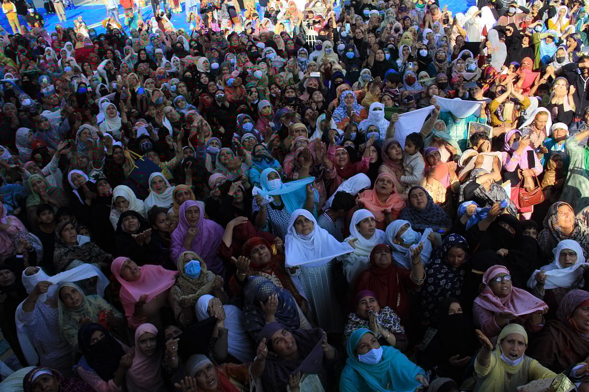 Thousands attend Eid-Milad-un-Nabi celebrations in J&K's Srinagar