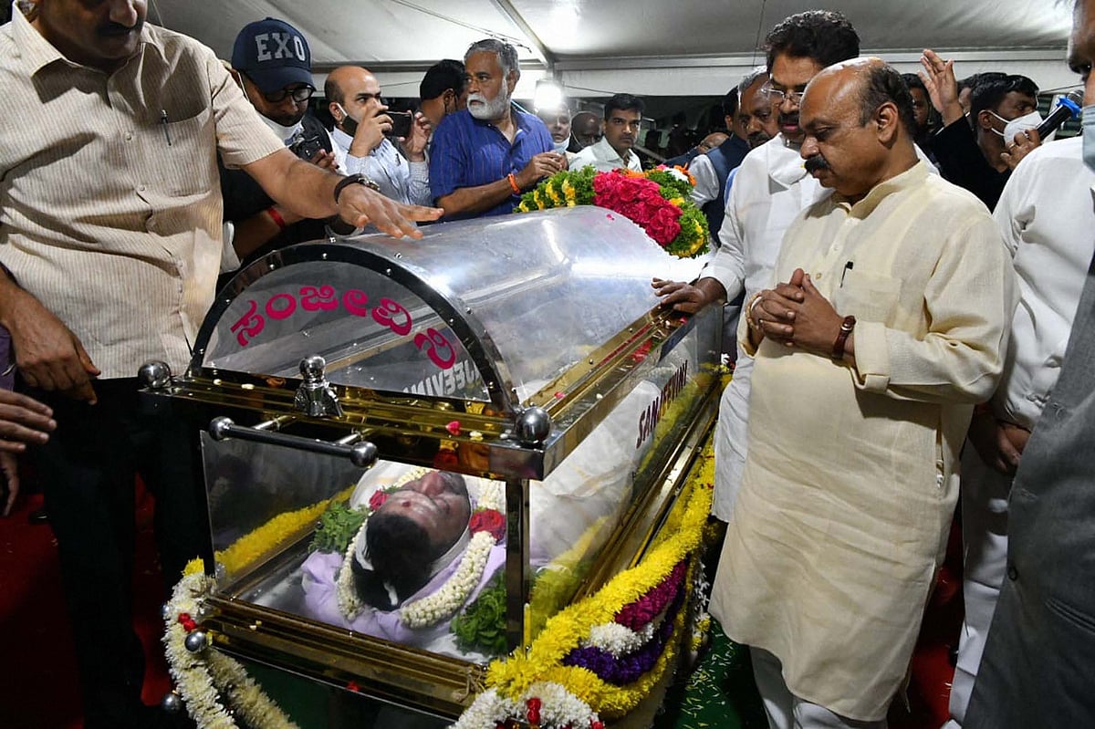 Bengaluru: Karnataka Chief Minister Basavaraj Bommai pays his last respects to the body of actor Puneet Rajkumar at Kantirava Stadium, in Bengaluru, Friday, Oct. 29, 2021.