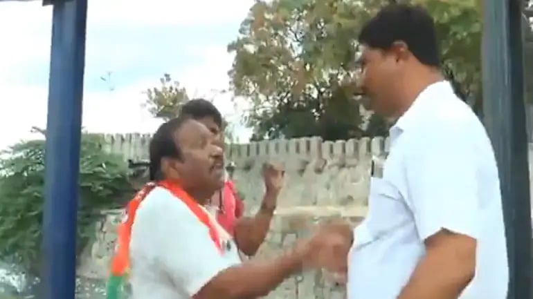Karnataka: BJP leader A Papareddy slaps cop during protest