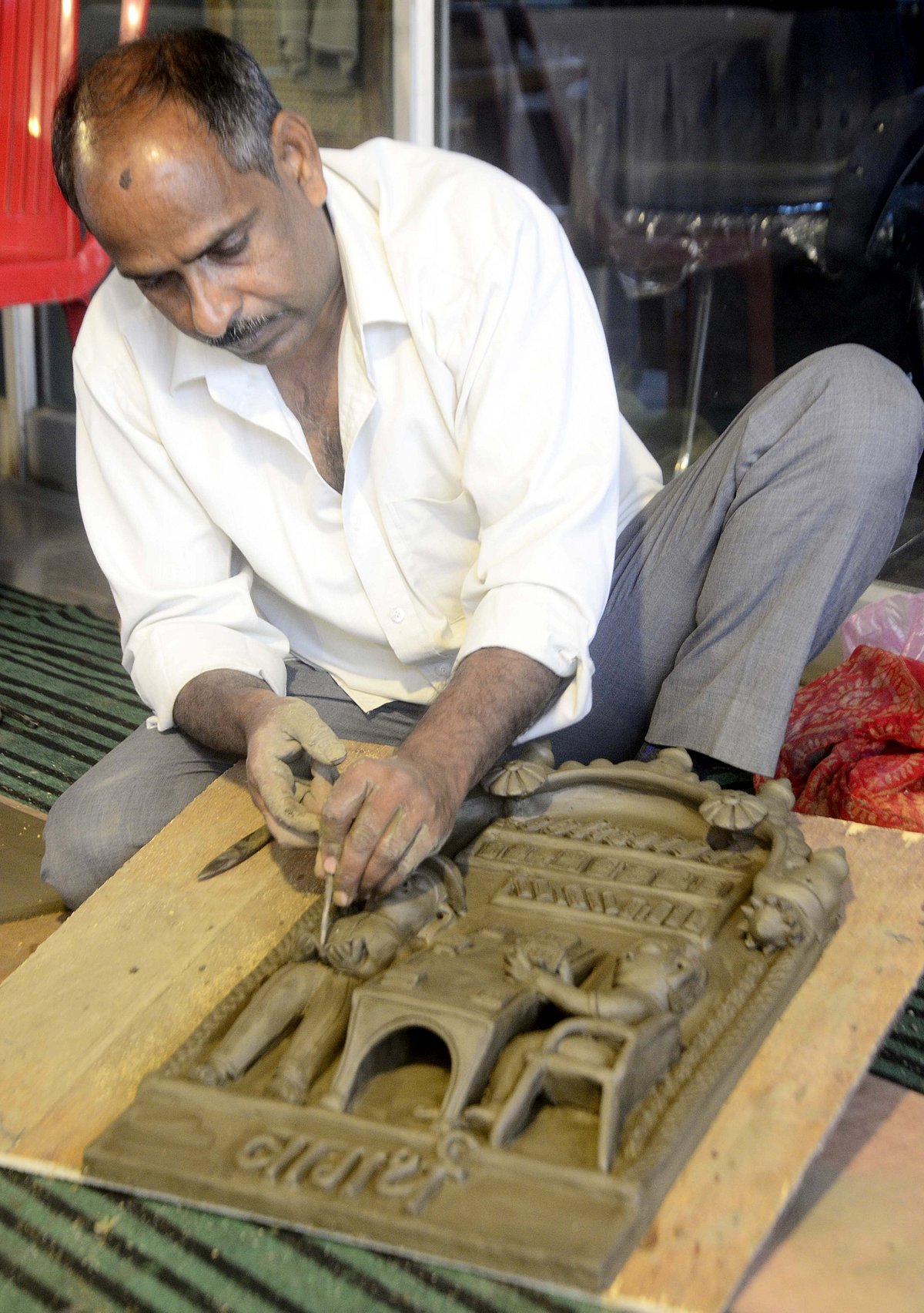 Artisan Dinesh Chandra Kumhar, recipient of national award from Rajasthan, has made terracotta works themed on the three wings of Bharat Bhavan - Anhad, Vagarth and Chavi. 