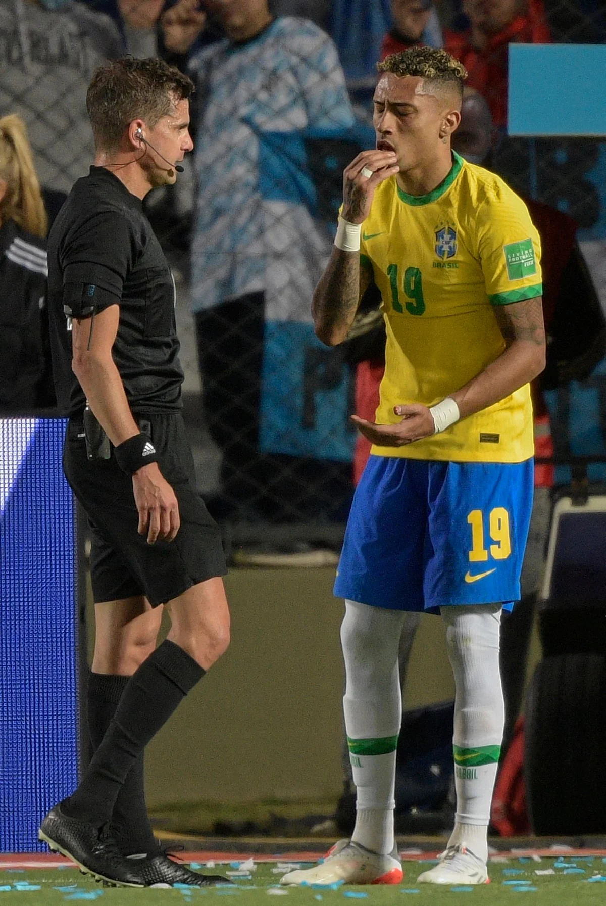 Brazil's Raphinha shows blood on his face to Uruguayan referee Andres Cunha
