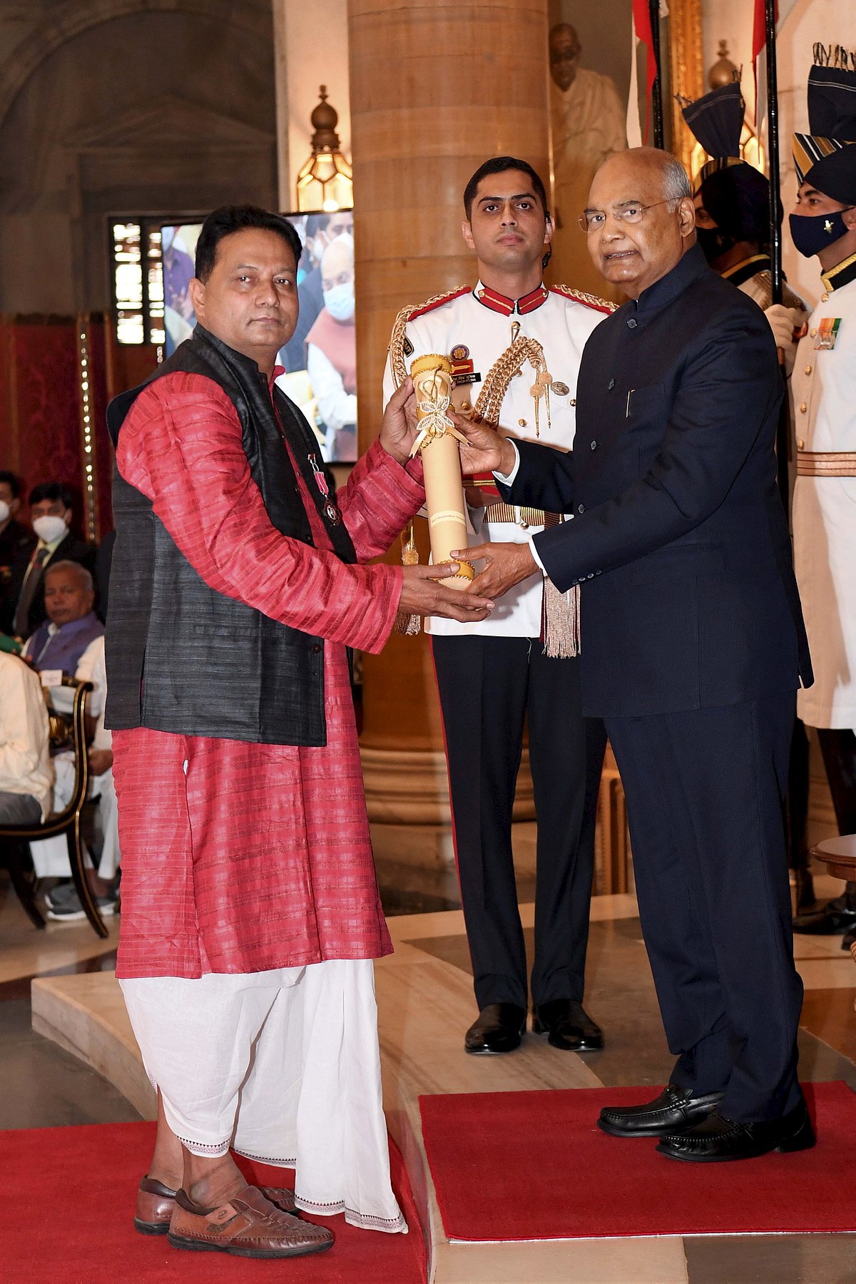  President Ram Nath Kovind presents Padma Shri to Shashadhar Acharya for Art, at Rashtrapati Bhavan. He is a renowned Chhau dance performer. Recipient of several awards and honours, Shri Acharya has numerous new choreographies and dance compositions to his credit.