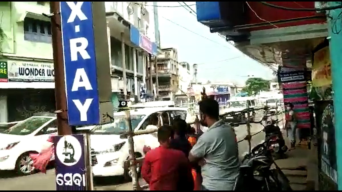 Watch Video: BJP, Congress workers throw eggs at Odisha leaders' car