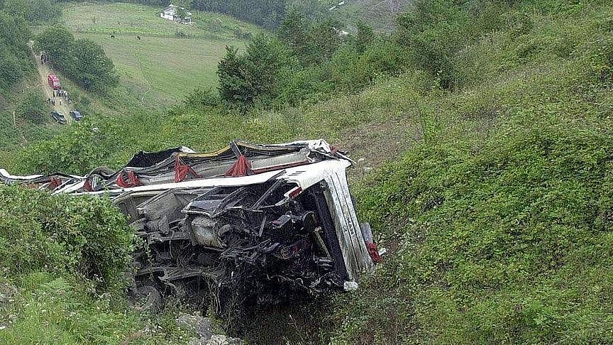Pakistan: 15 dead, 10 severely wounded after van carrying 25 passengers falls into gorge