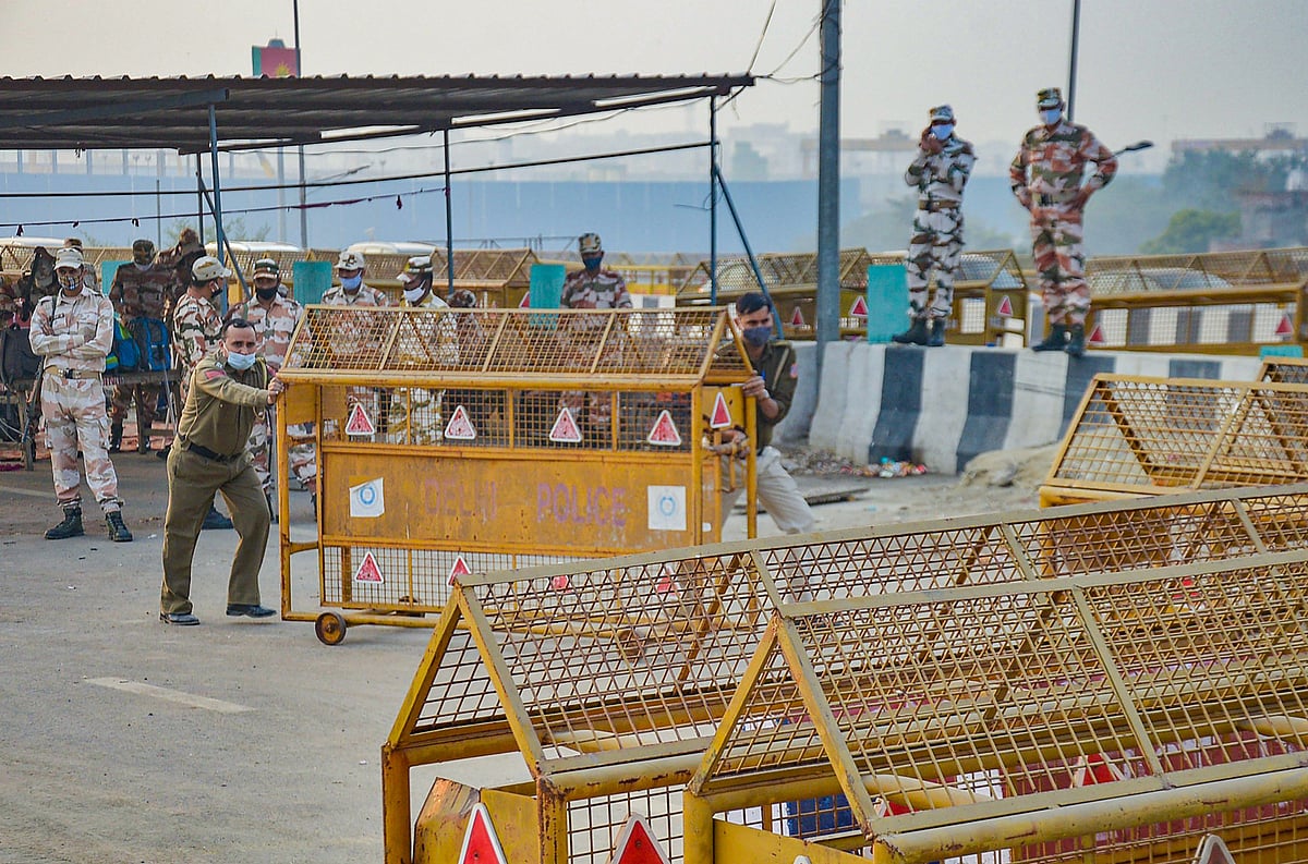 Ghaziabad: Security personnel install barricades at the Ghazipur border ahead of the Kisan Mahapanchayat on the first anniversary of the farmers agitation, in Ghaziabad