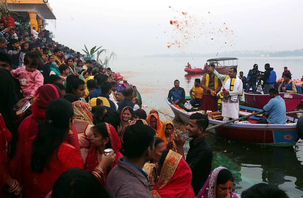 Chhath Puja concludes with offering obeisance to rising sun at Sheetal Das Ki Bagia, Upper Lake, on Thursday.
