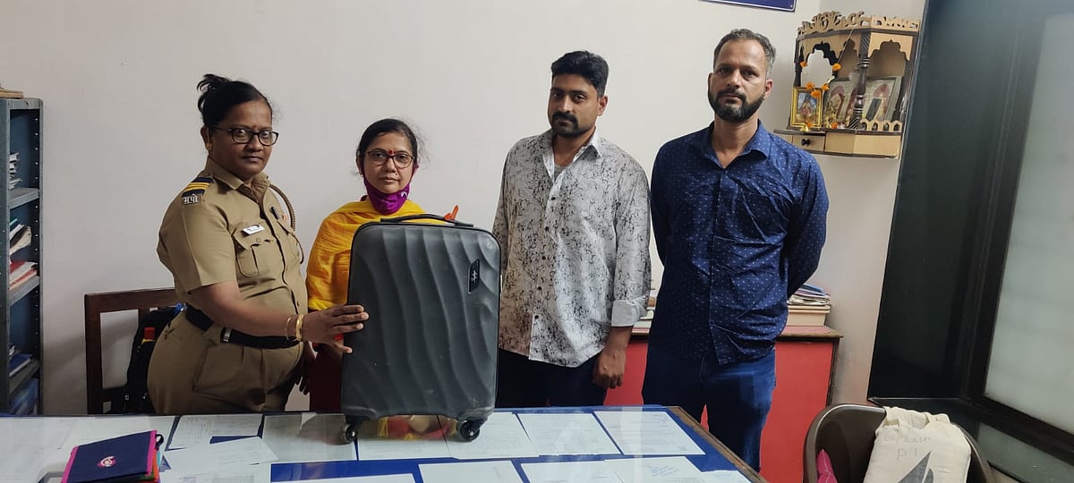 Thane: Railway Police trace and returns trolley bag of woman fell on tracks from running express...
