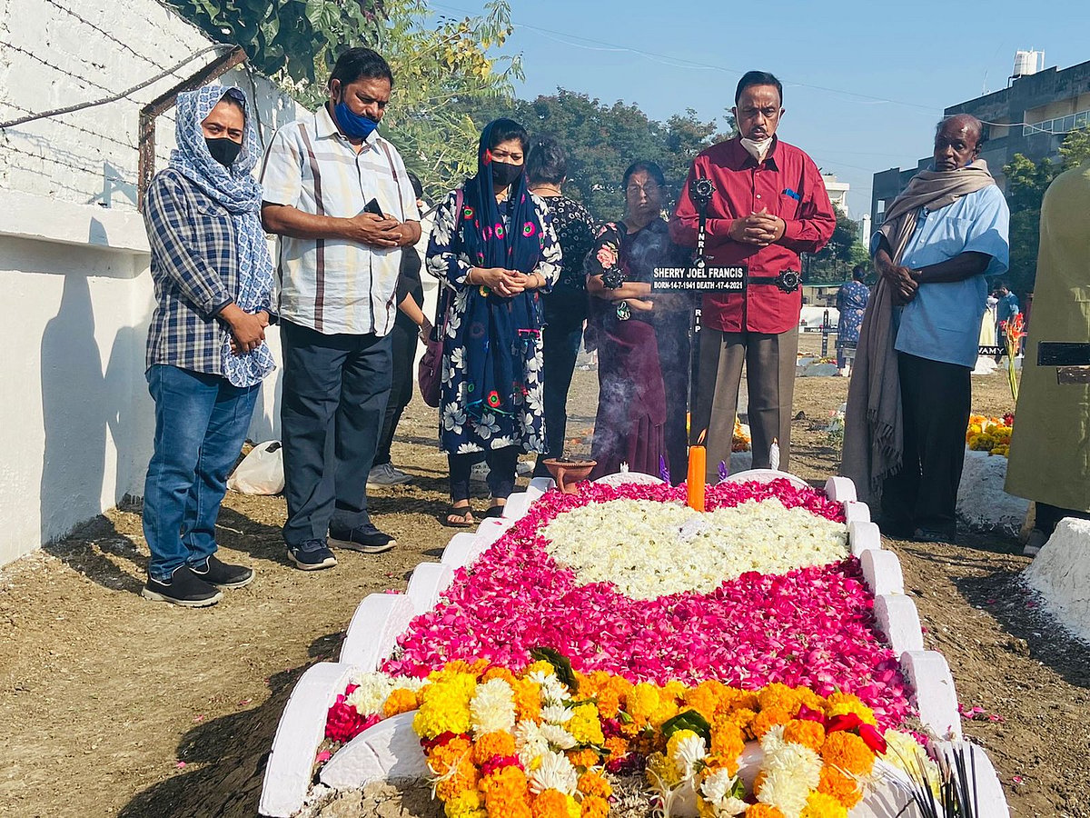 Indore: Catholics remember their loved ones through prayers, mass on All Soul's Day