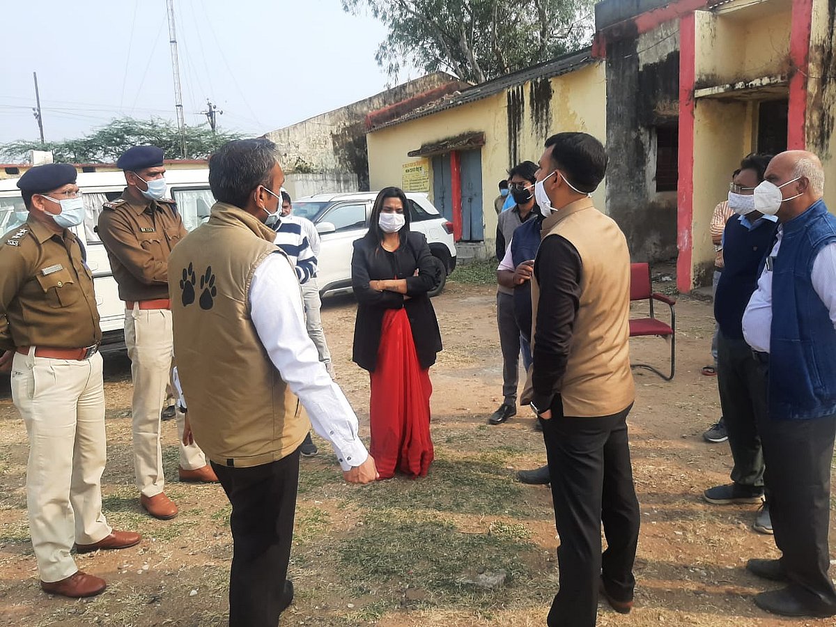 Madhya Pradesh: Collector reviews operation of vaccination centre at Meghnagar