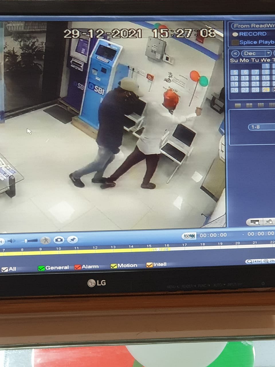 Mumbai: SBI branch looted at gunpoint in broad daylight in Dahisar; see pics 