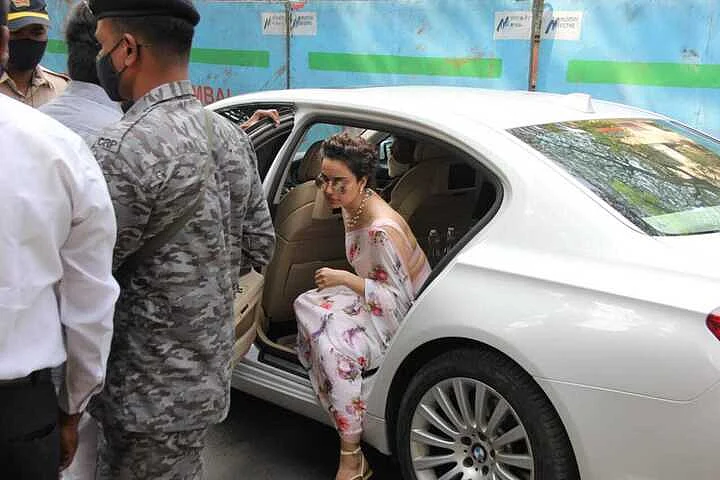 Ranaut reached the Khar police station around 11 am.