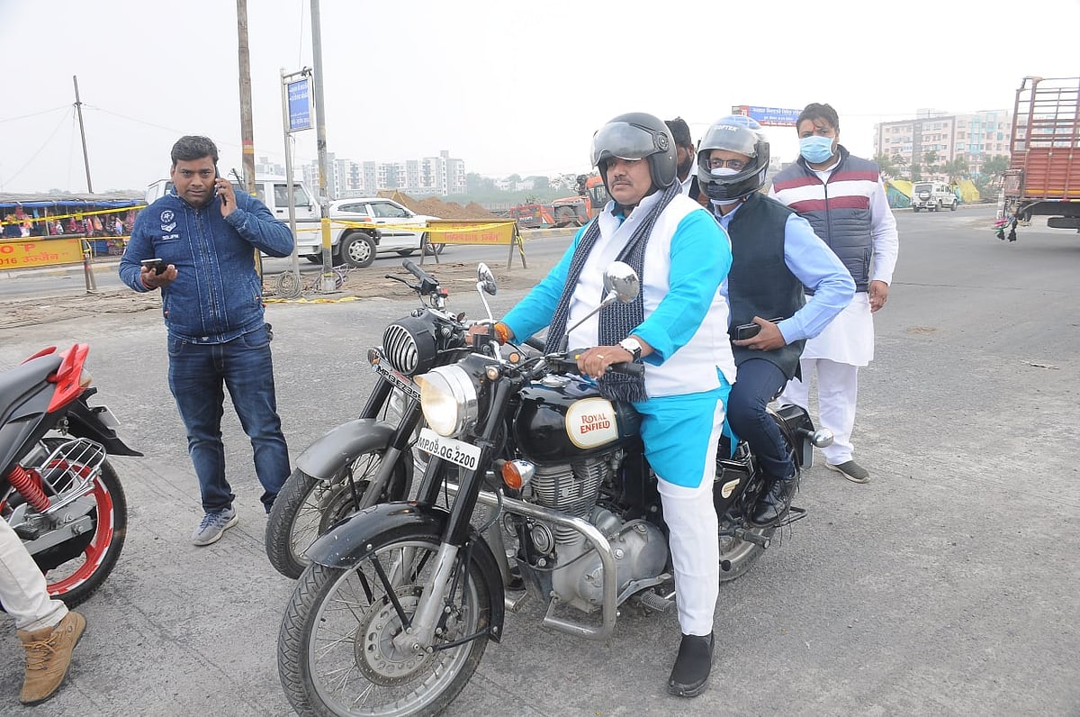 Ujjain: MP Anil Firozia inspects sewer line work on motorcycle
