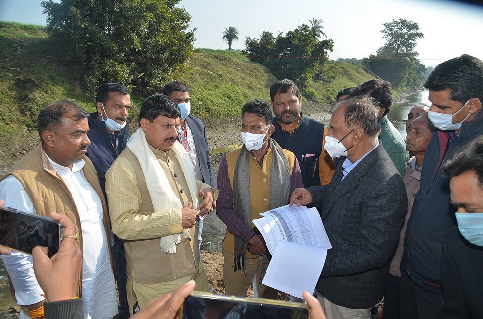 Chief engineer of water resources development department tries to convince the ministers FP PHOTOS.