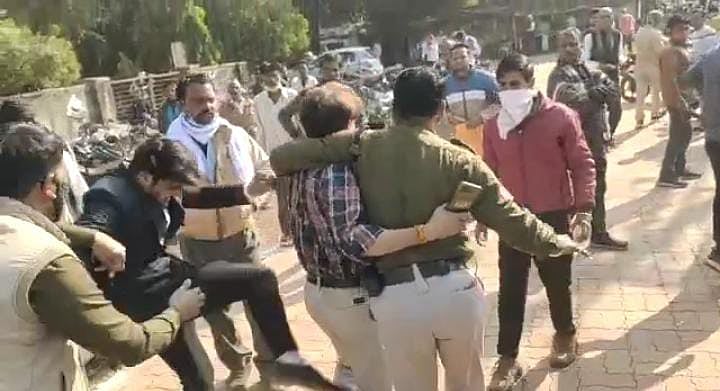 Madhya Pradesh: Power department assistant engineer beaten up at Lok Adalat counter