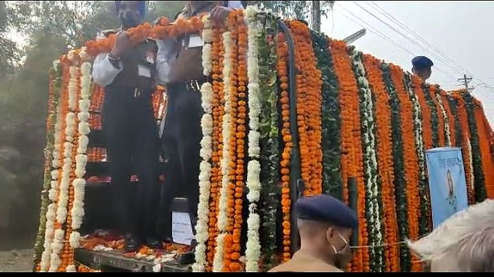 Vehicle carrying Group Captain's body
