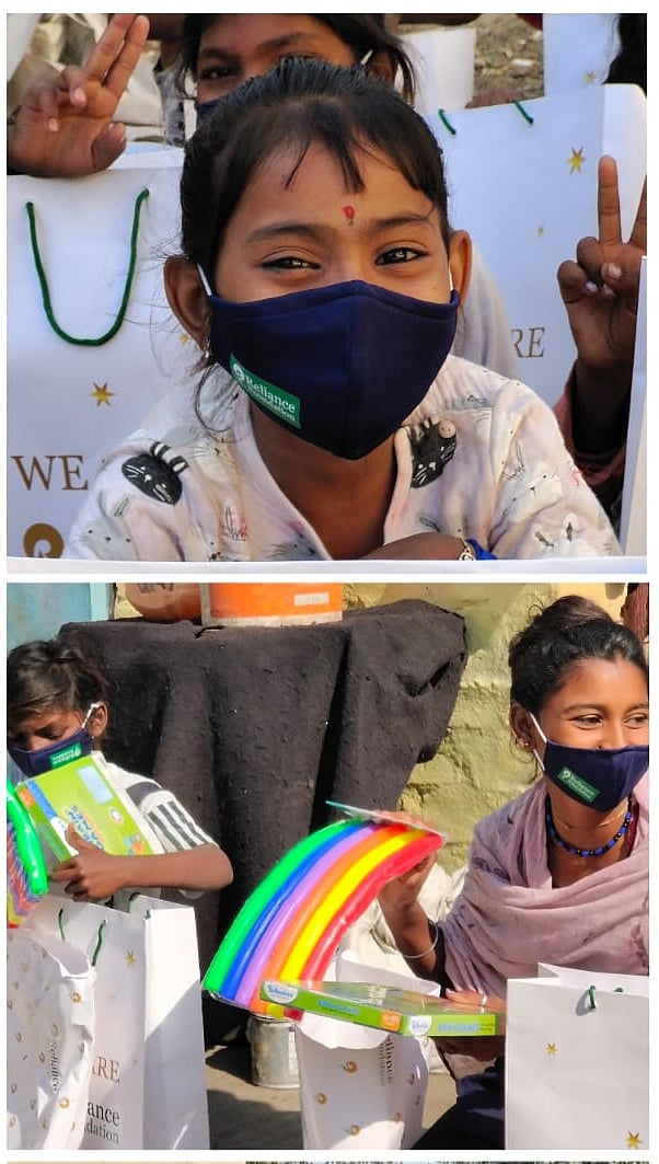 On the eve of Christmas, toys were distributed to children in the slums by Janvikas Society. 