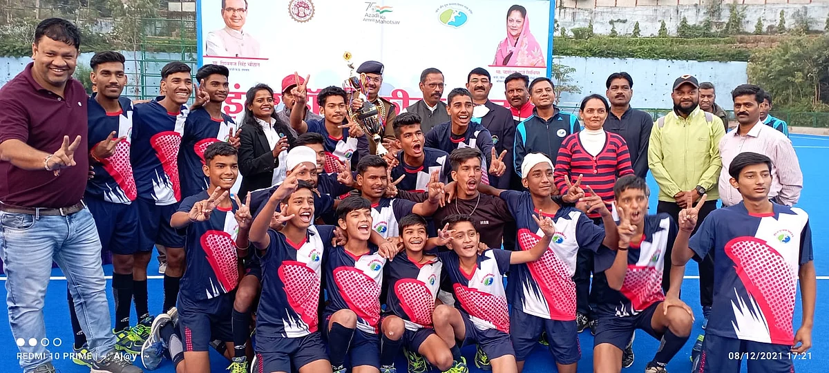 Hoshangabad boys lifted the trophies of Zonal Inter-Hockey Feeder Centre Tournament