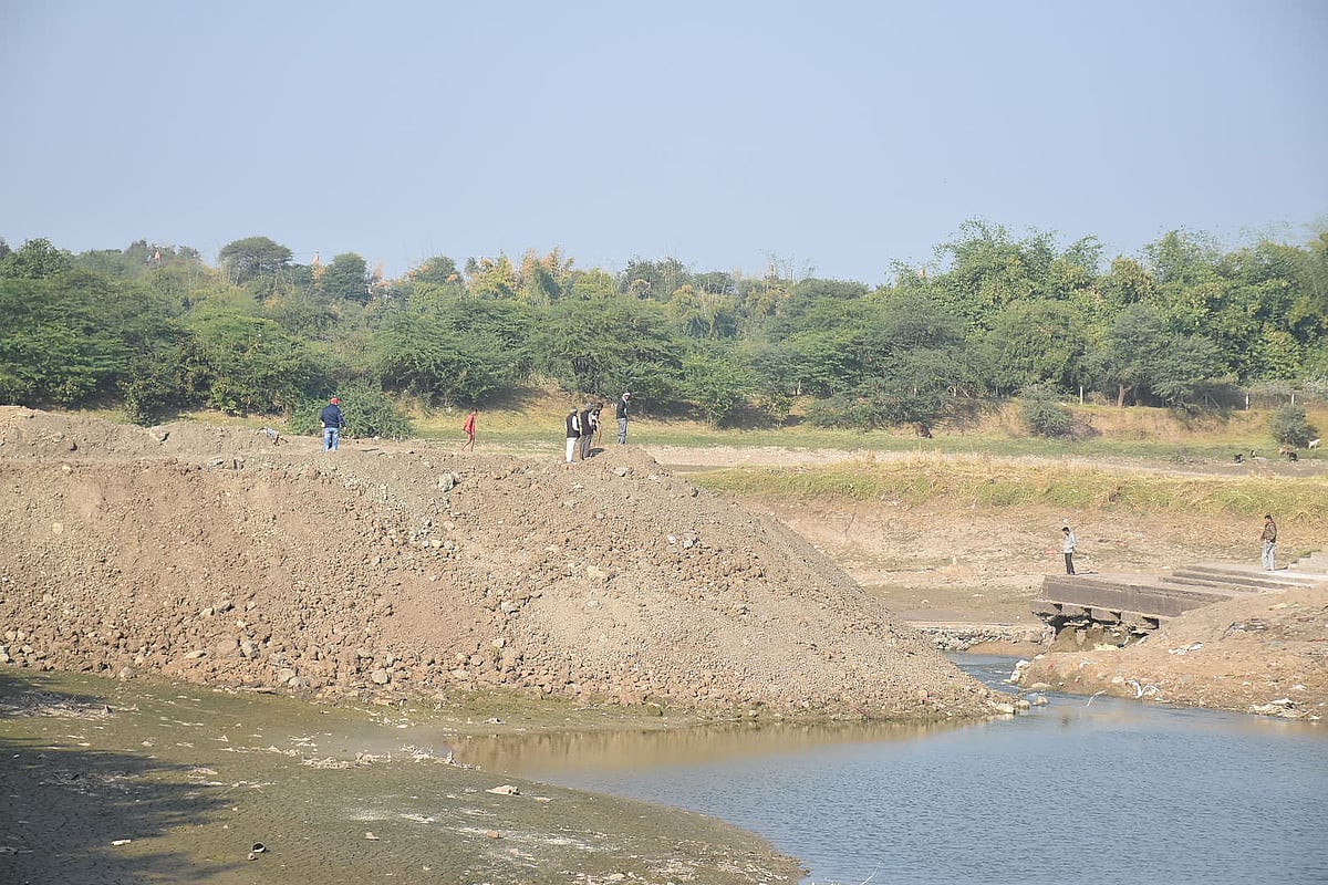 Development of bunds underway on river Kahn.
