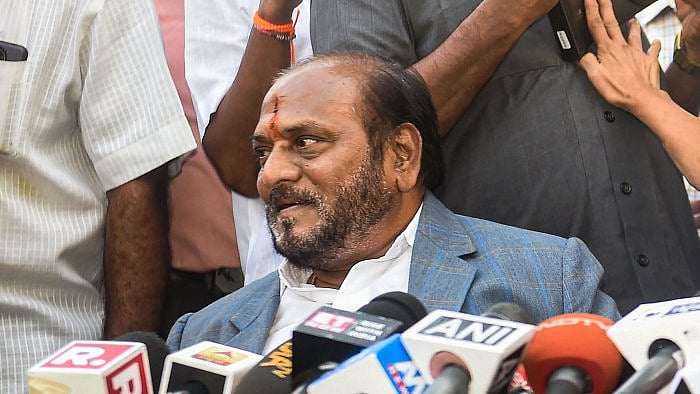 Shiv Sena leader Ramdas Kadam accuses ministers Anil Parab, Uday Samant of trying to finish off party by colluding with NCP
