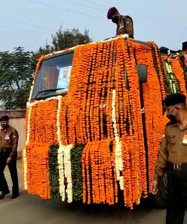 Vehicle carrying Group Captain's mortal remains