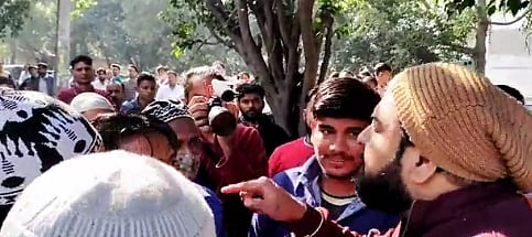 Watch Video: Right wing groups disrupt people offering namaz in Gurugram of Haryana, ask to chant 'Bharat mata Ki Jai'