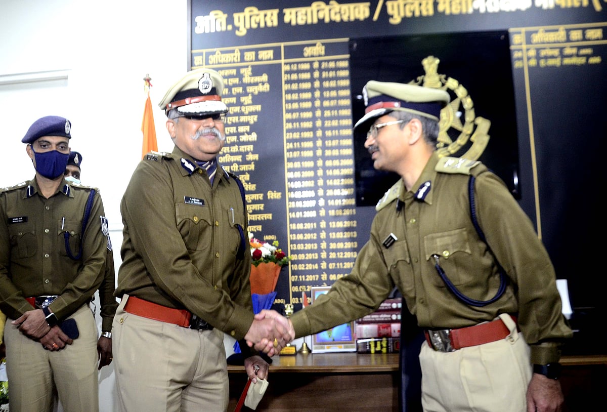 (L-R) Out going ADG A Sai Manohar hands over charge to newly appointed police commissioner of Bhopal Makrand Deoskar on Friday.
